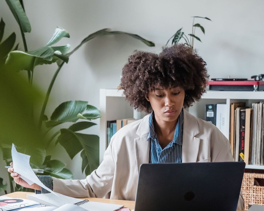 Persona trabajando desde su casa